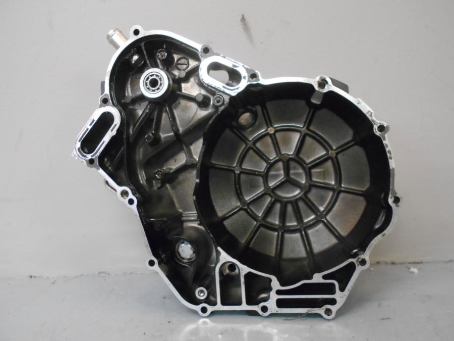 Snett nerifrån på Motorkåpa från en Suzuki DL 1000 -2013 motorcykel.