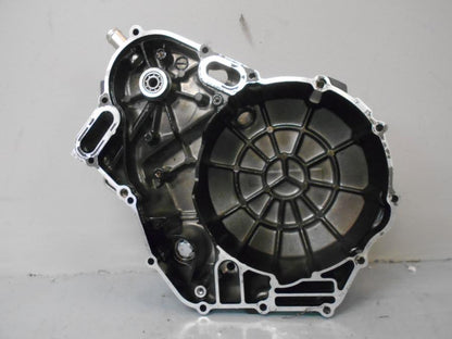 Snett nerifrån på Motorkåpa från en Suzuki DL 1000 -2013 motorcykel.