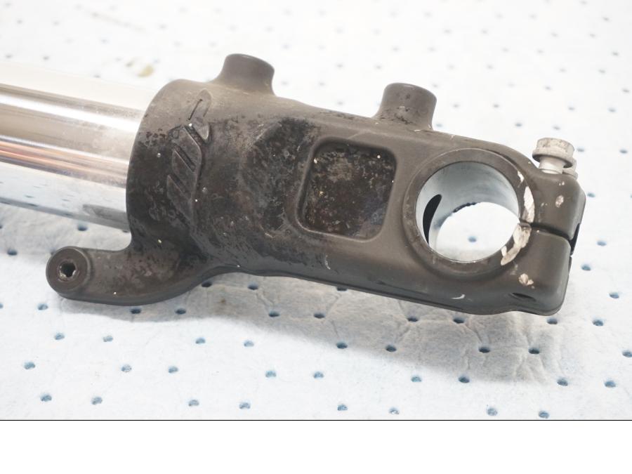 Höger sida på Gaffelben från en KTM 690 SMCR -2015 motorcykel.