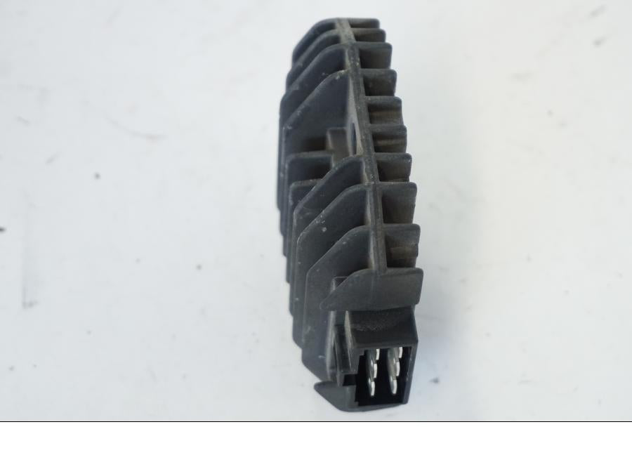 Snett nerifrån på Likriktare från en Kawasaki ZR-7 -2001 motorcykel.