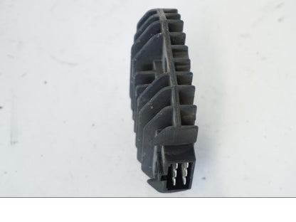 Snett nerifrån på Likriktare från en Kawasaki ZR-7 -2001 motorcykel.