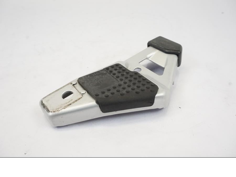 Baksidan på Fotpinnefäste från en BMW R 1150 RS -2003 motorcykel.