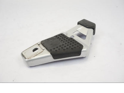 Baksidan på Fotpinnefäste från en BMW R 1150 RS -2003 motorcykel.