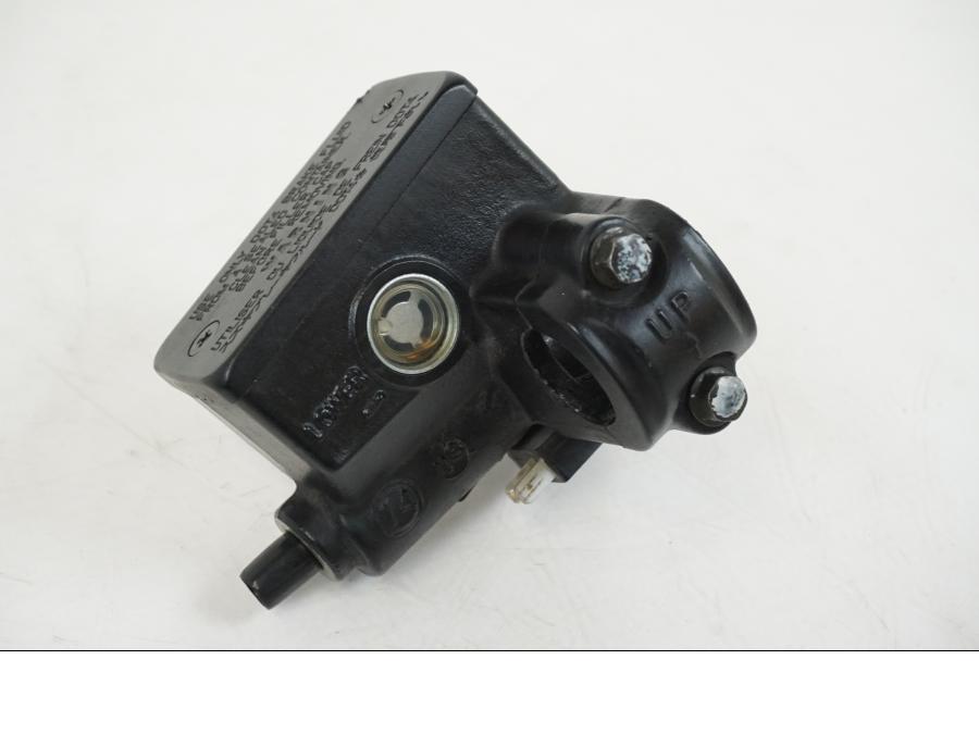 Framsidan på Bromshuvudcylinder från en Suzuki GSX 600 F -1998 motorcykel.