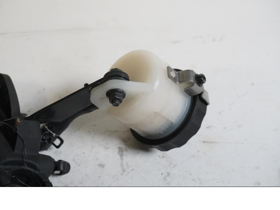 Snett uppifrån på Bromshuvudcylinder från en Kawasaki Z 1000 -2011 motorcykel.