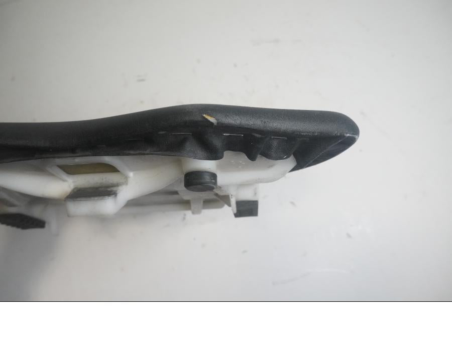 Vänster sida på Sadel från en Kawasaki ZX-10R -2008 motorcykel.