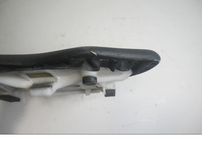 Vänster sida på Sadel från en Kawasaki ZX-10R -2008 motorcykel.