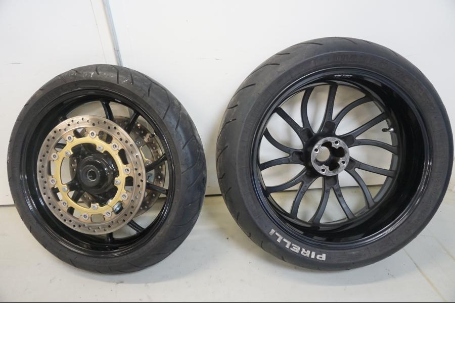 Baksidan på Hjulpaket från en Triumph Speed Triple -2009 motorcykel.