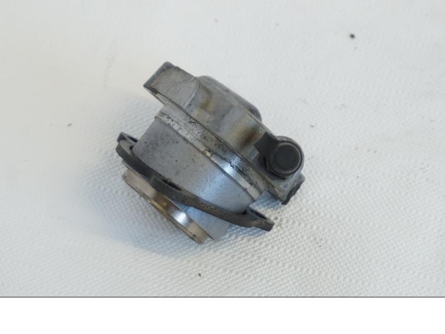 Vänster sida på Kopplingslavcylinder från en Kawasaki VN 1500 Mean Streak -2002 motorcykel.