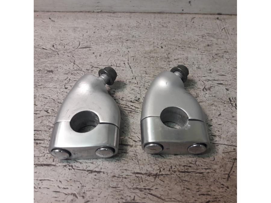 Baksidan på Styrfäste från en Yamaha FZ-S 600 -2000 motorcykel.