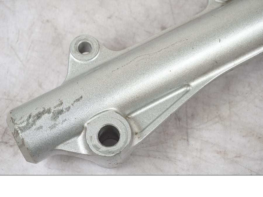 Vänster sida på Gaffelben från en Honda ANF 125 -2008 motorcykel.