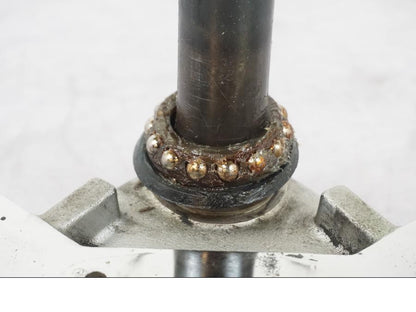 Snett uppifrån på Gaffelkrona från en Yamaha XVS 1100 -2000 motorcykel.