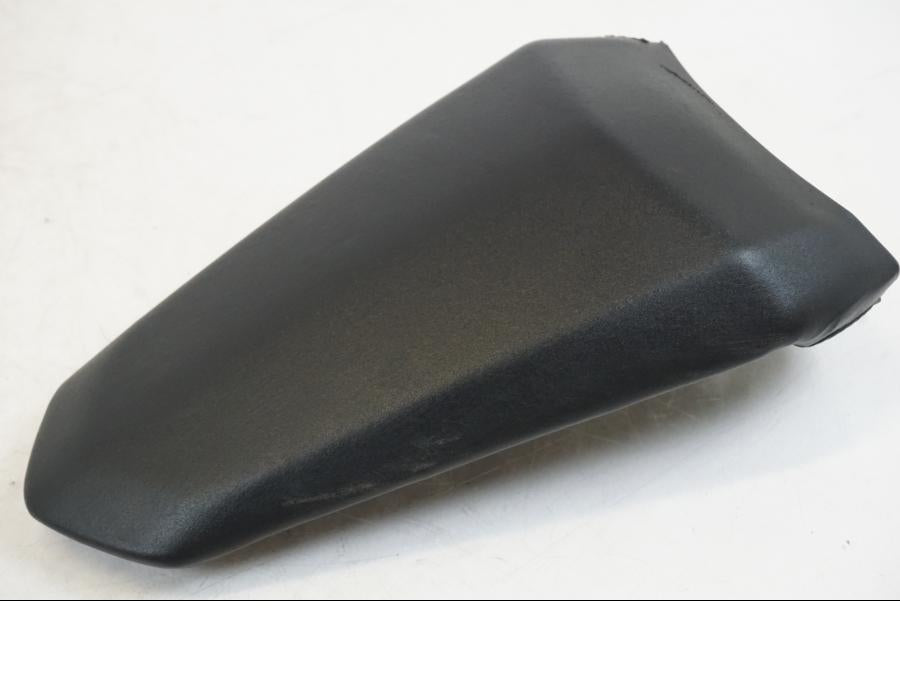 Snett uppifrån på Sadel från en Yamaha YZF R7 -2022 motorcykel.