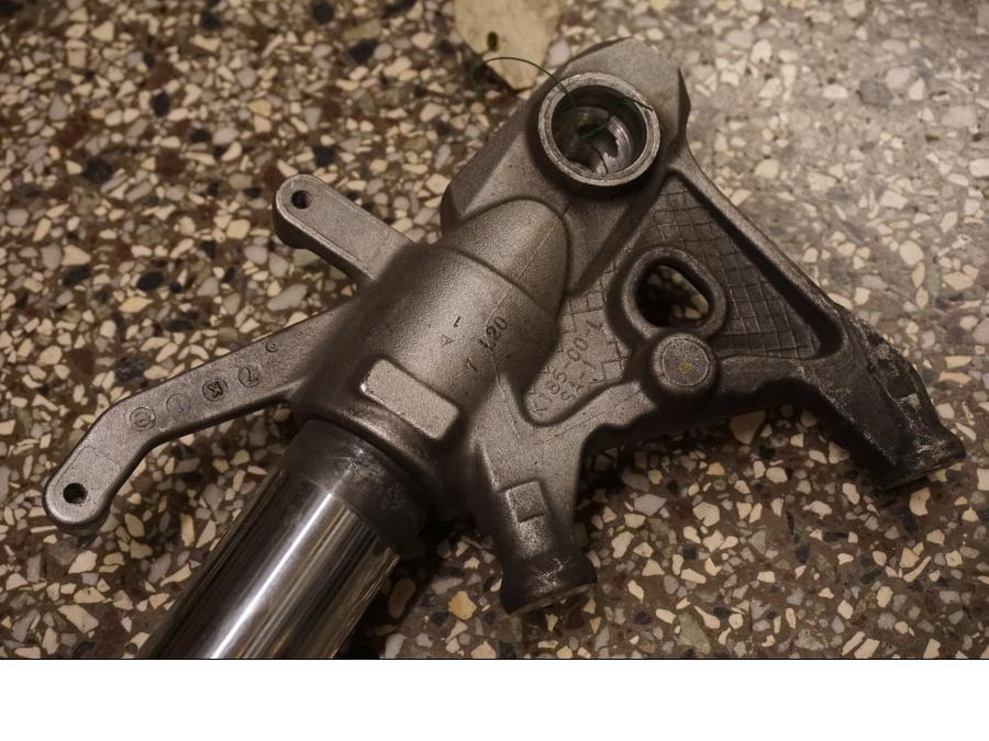 Snett uppifrån på Gaffelben från en Kawasaki Z 1000 -2008 motorcykel.