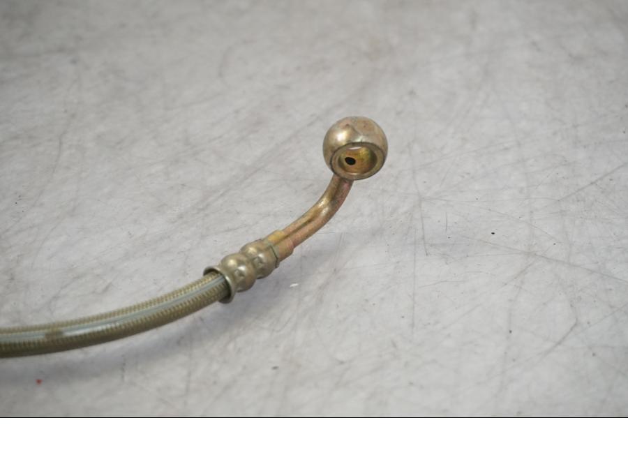 Snett uppifrån på Bromsslang från en KTM 950 SM -2006 motorcykel.