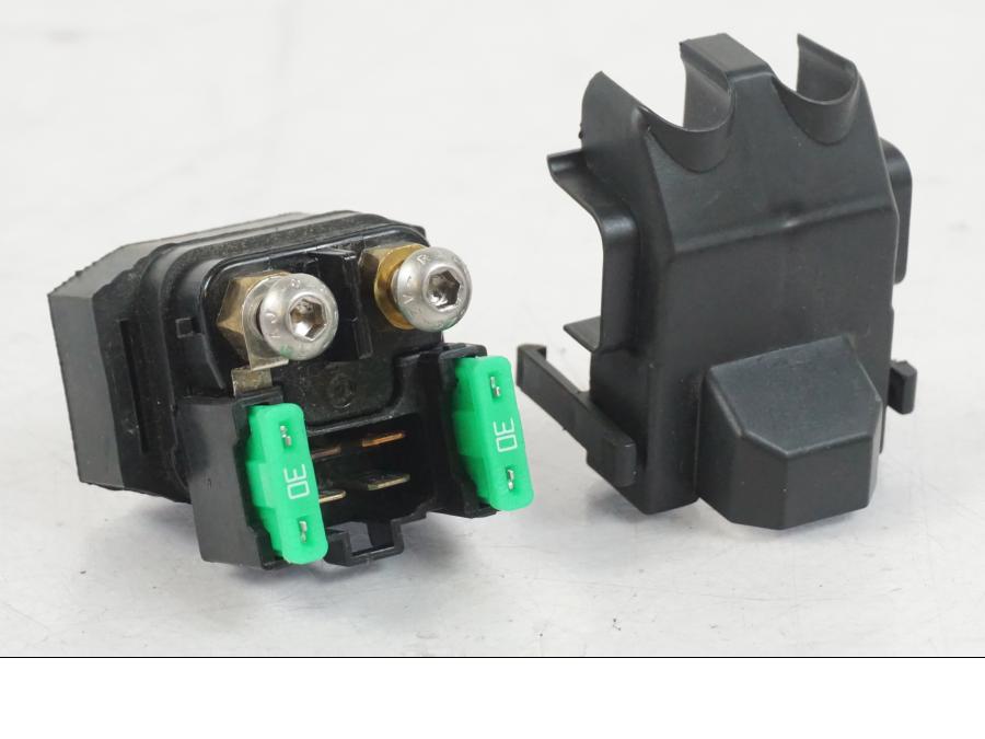 Framsidan på Startrelä från en KTM 1290 Super Duke R -2022 motorcykel.