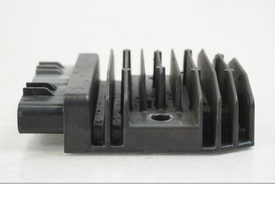 Baksidan på Likriktare från en Honda CB 650 F Hornet -2017 motorcykel.