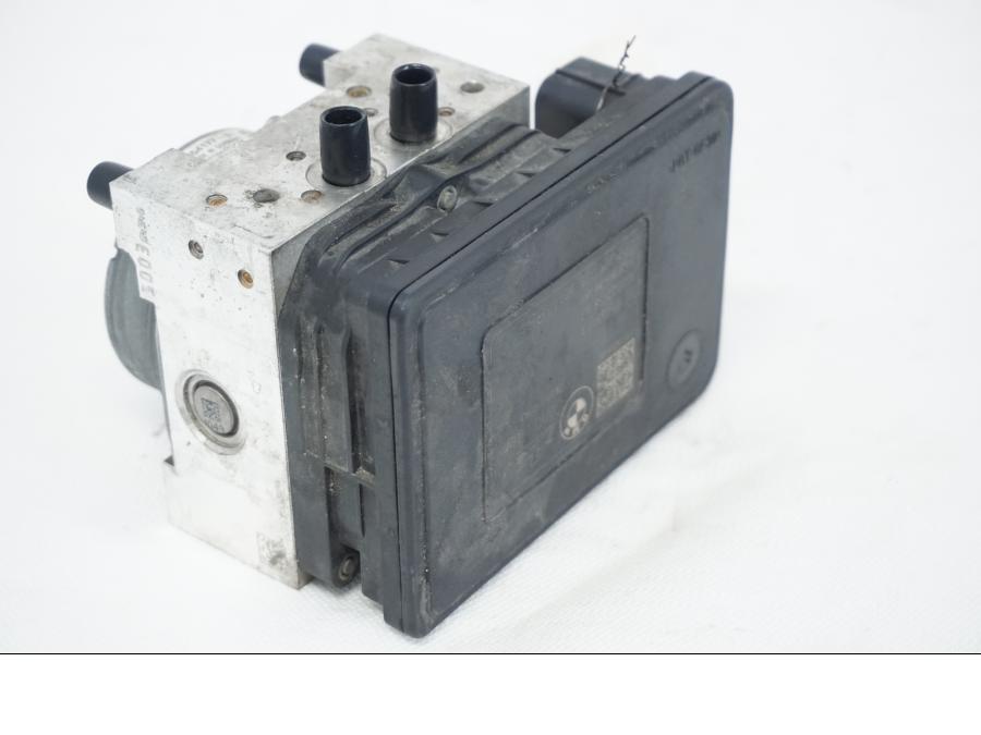 Baksidan på ABS Modulator från en BMW K 1600 -2015 motorcykel.