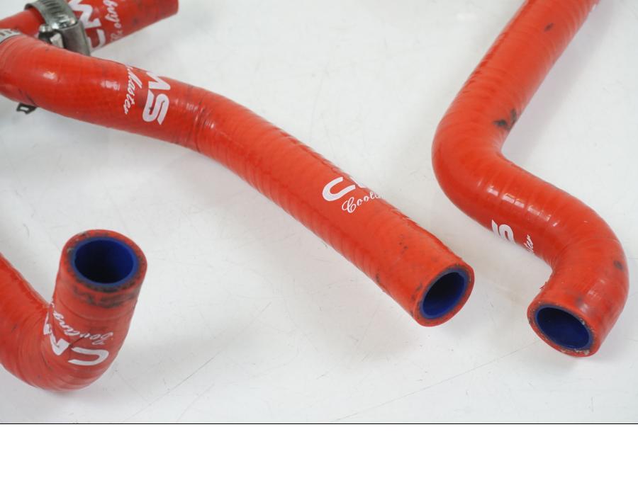 Baksidan på Vattenkyl Slang Set från en Aprilia RS 125 -2008 motorcykel.