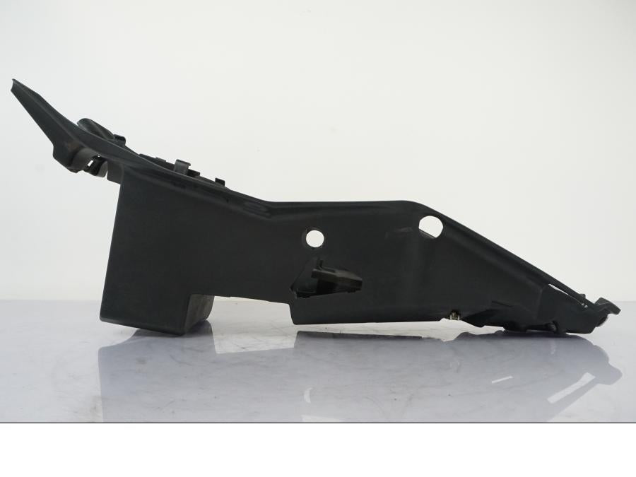 Snett nerifrån på Undertail från en KTM 1290 Super Duke R -2015 motorcykel.