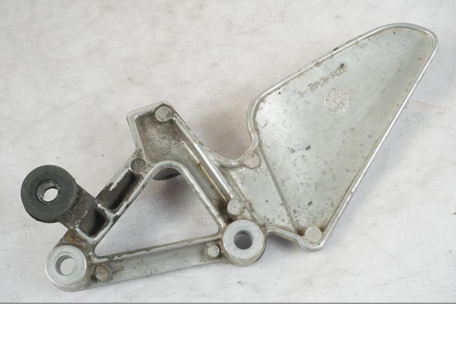 Vänster sida på Fotpinnefäste från en Honda CBR 1100 XX -1999 motorcykel.