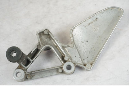 Vänster sida på Fotpinnefäste från en Honda CBR 1100 XX -1999 motorcykel.