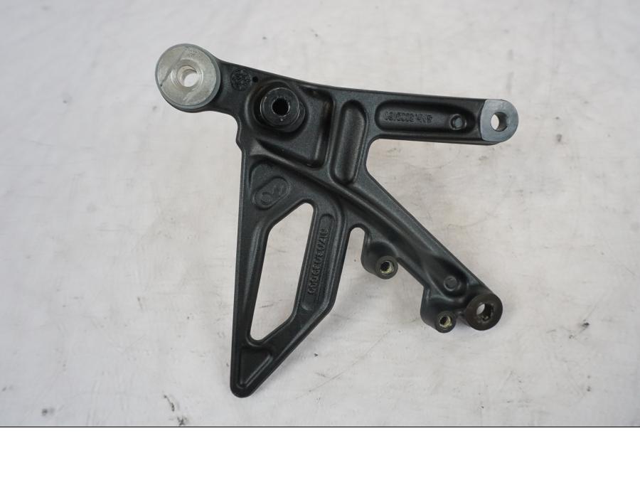 Snett uppifrån på Fotpinne från en KTM 1290 Super Duke R -2023 motorcykel.