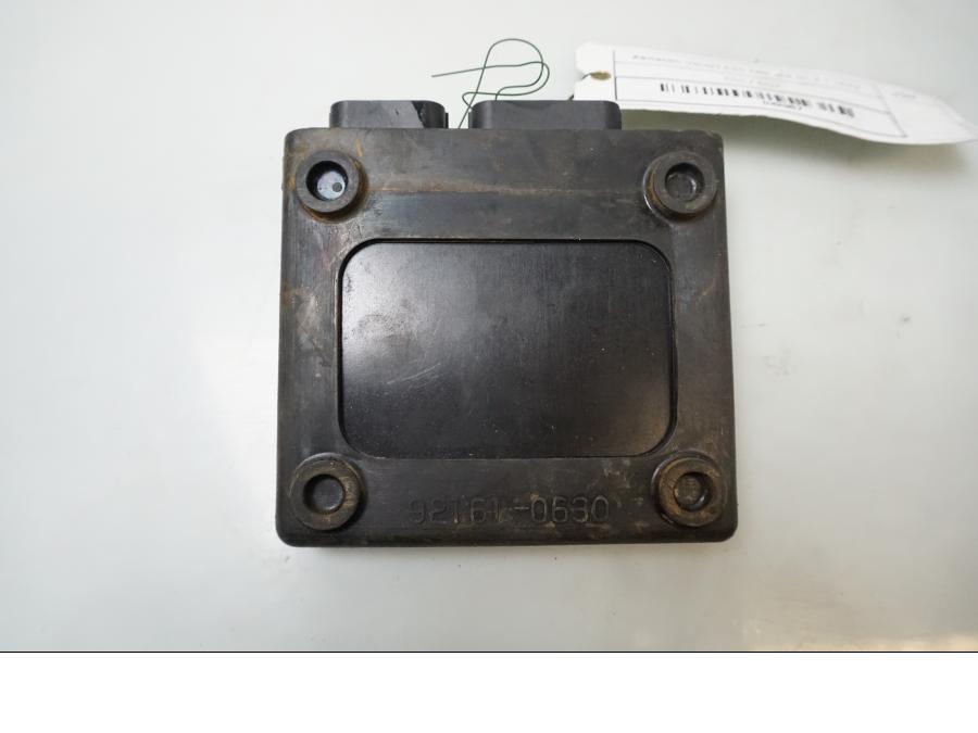 Baksidan på <p>CDI / ECU från Kawasaki Versys 650 ABS 2009.</p>

<p>Denso 211175-0204 112100-7200.</p> motorcykel.