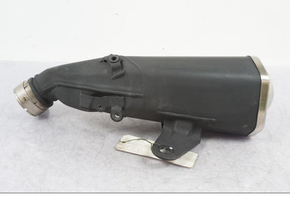 Snett nerifrån på Ljuddämpare från en Kawasaki Z 900 -2018 motorcykel.