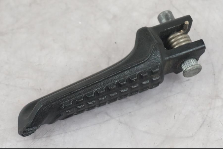 Vänster sida på Fotpinne från en KTM 1290 Super Duke R -2022 motorcykel.