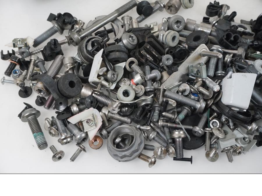 Vänster sida på Skruv / Mutter etc från en BMW F 750 GS -2019 motorcykel.