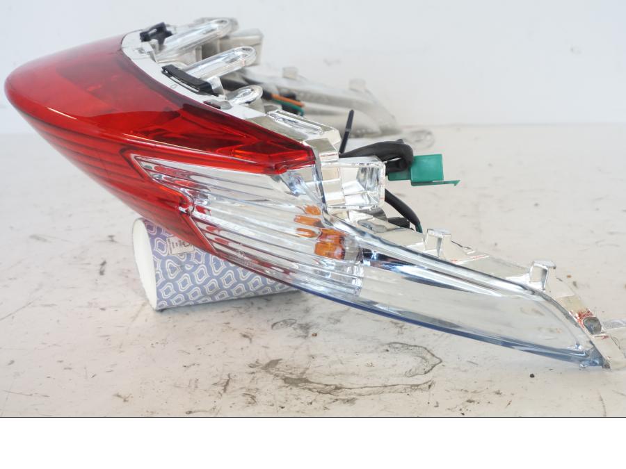 Vänster sida på Baklampa från en Kymco Agility 125 -2019 scooter.