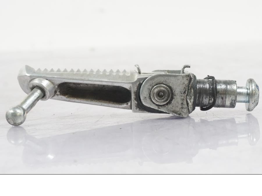 Vänster sida på Fotpinne från en Yamaha MT-09 -2016 motorcykel.