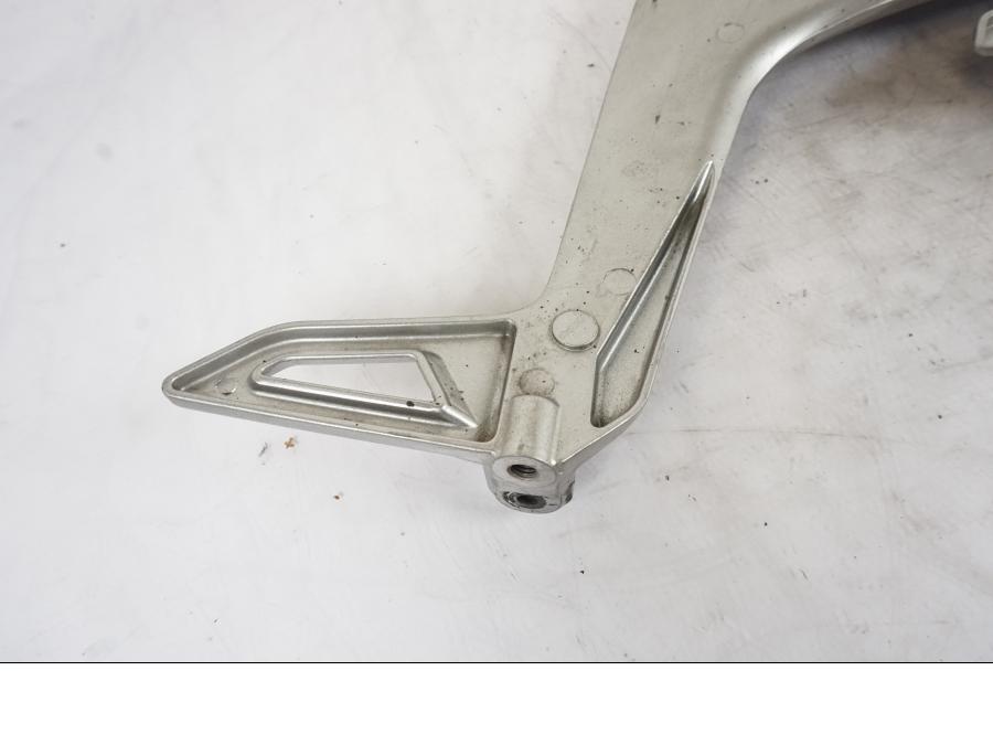 Snett nerifrån på Fotpinnefäste från en Kawasaki ER-6N -2012 motorcykel.