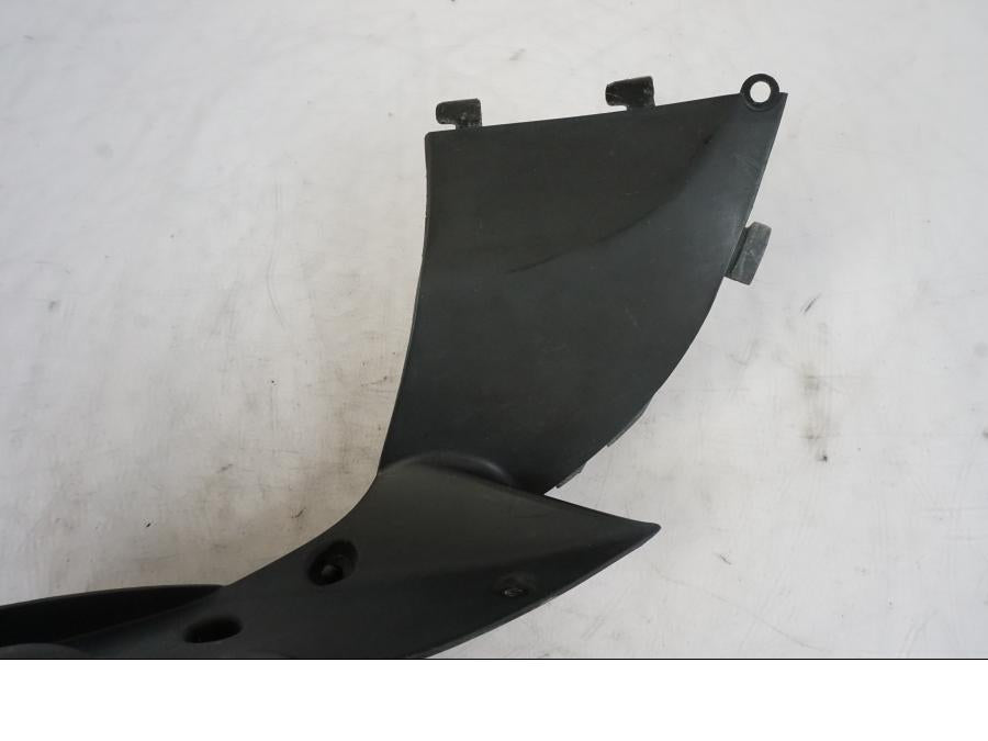 Höger sida på Toppkåpsinsida från en Kawasaki ER-6F -2010 motorcykel.