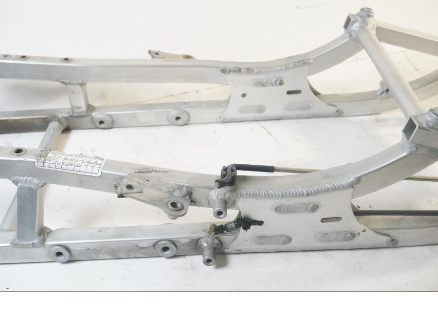 Baksidan på Bakram från en Aprilia RSV 1000 -2002 motorcykel.