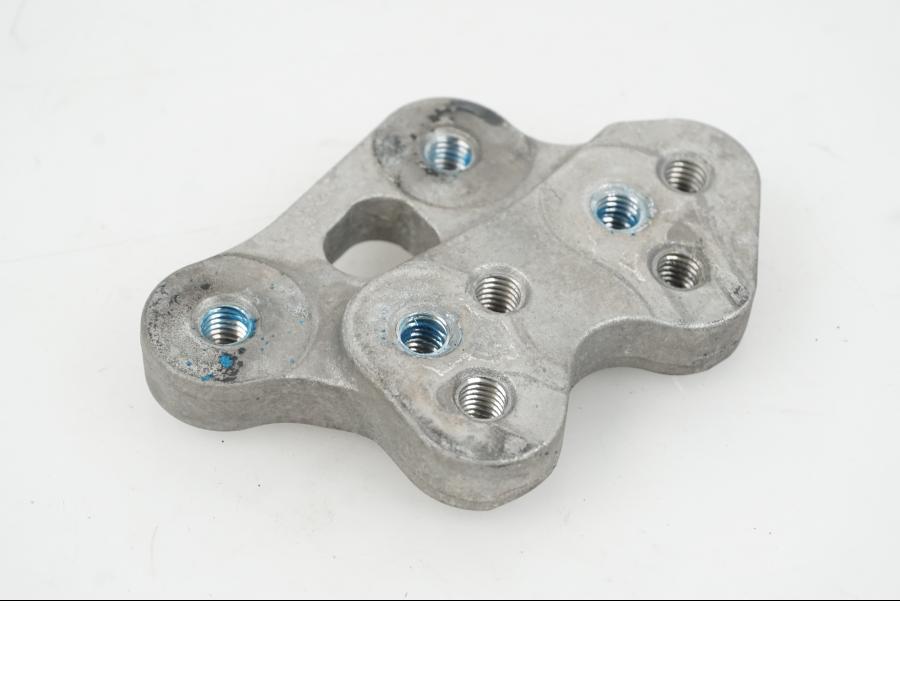 Baksidan på Fotpinnefäste inre från en Suzuki GSX-R 1000 -2007 motorcykel.