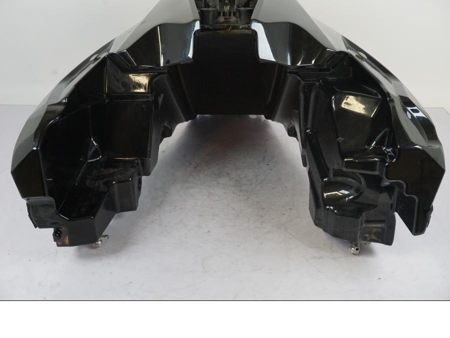 Snett nerifrån på Bensintank från en KTM 1290 Super Duke -2019 motorcykel.