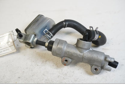 Baksidan på Bromshuvudcylinder från en Suzuki GSX-R 750 -2009 motorcykel.