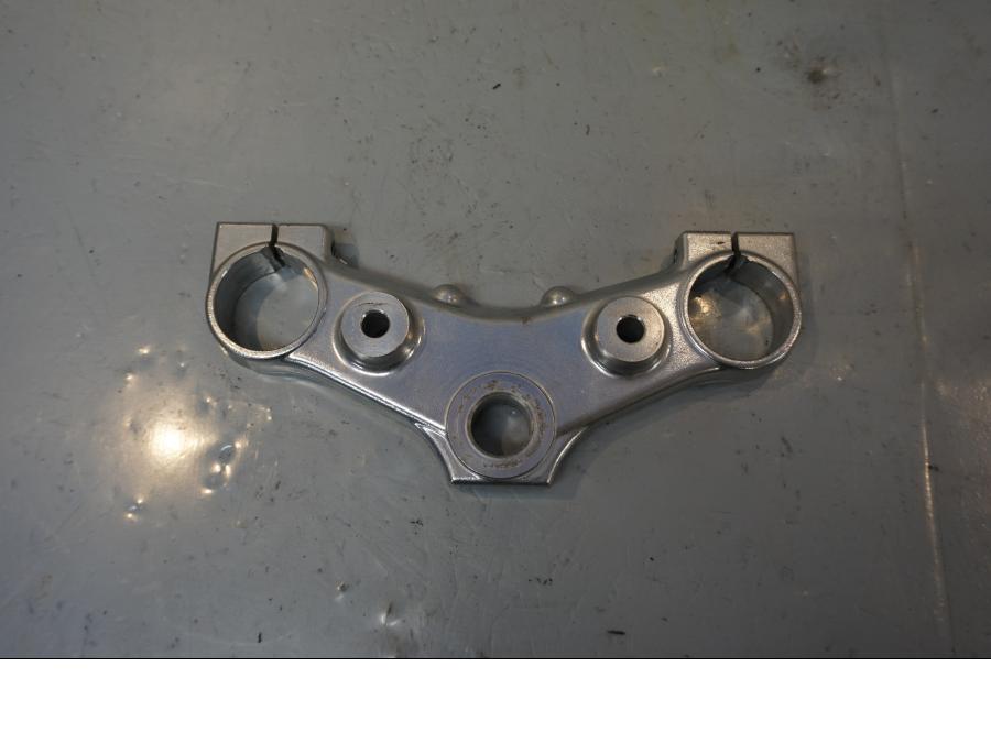 Framsidan på Gaffelkrona från en Yamaha V-MAX 1200 -2001 motorcykel.