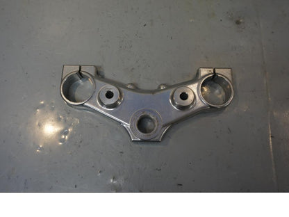 Framsidan på Gaffelkrona från en Yamaha V-MAX 1200 -2001 motorcykel.