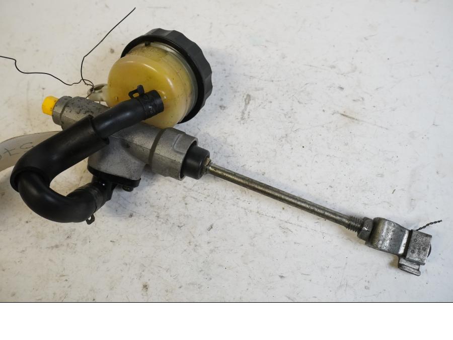 Framsidan på Bromshuvudcylinder från en Honda XRV 750 -1994 motorcykel.