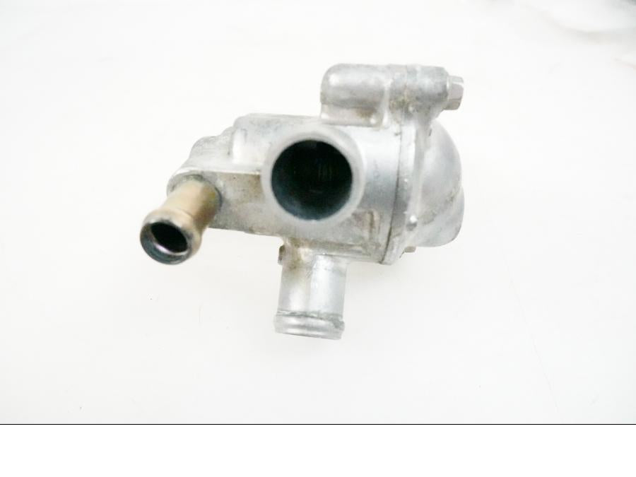 Vänster sida på Vattentermostathus från en Honda VFR 800 -2005 motorcykel.