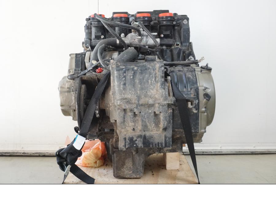 Vänster sida på Motor från en Honda CBR 1100 XX -1999 motorcykel.