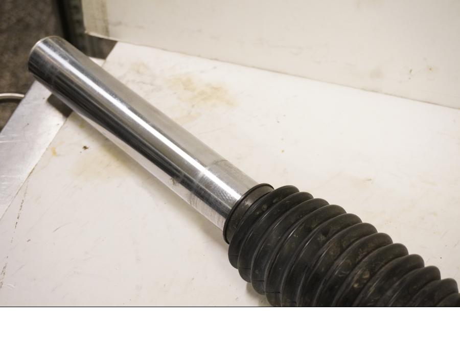 Vänster sida på Gaffelben från en Yamaha DT 125 -2002 motorcykel.