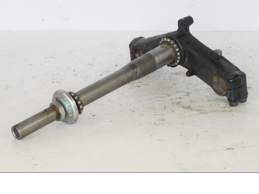 Snett nerifrån på Gaffelkrona från en Honda SH 300 A -2011 scooter.