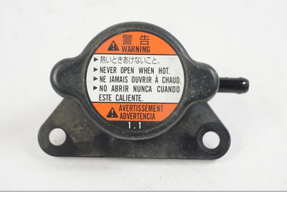 Framsidan på Vattenpåfyllning från en Suzuki VZR 1800 -2009 motorcykel.