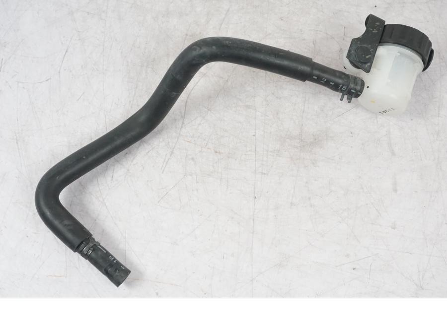 Snett uppifrån på Bromsvätskebehållare från en Yamaha MT-09 -2016 motorcykel.