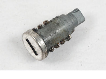 Snett uppifrån på <p>Låssats från BMW R 1200 R 2007.</p>

<p>Tändningslås, antenn, tanklock, sadellås och 1st nyckel.</p> motorcykel.