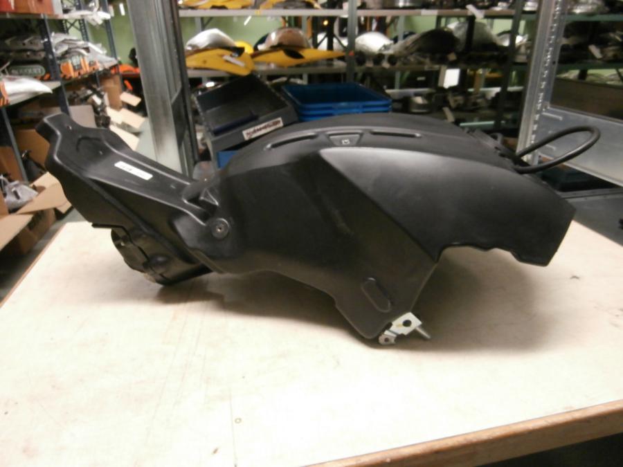 Baksidan på Bensintank från en Ducati Monster 696 -2013 motorcykel.